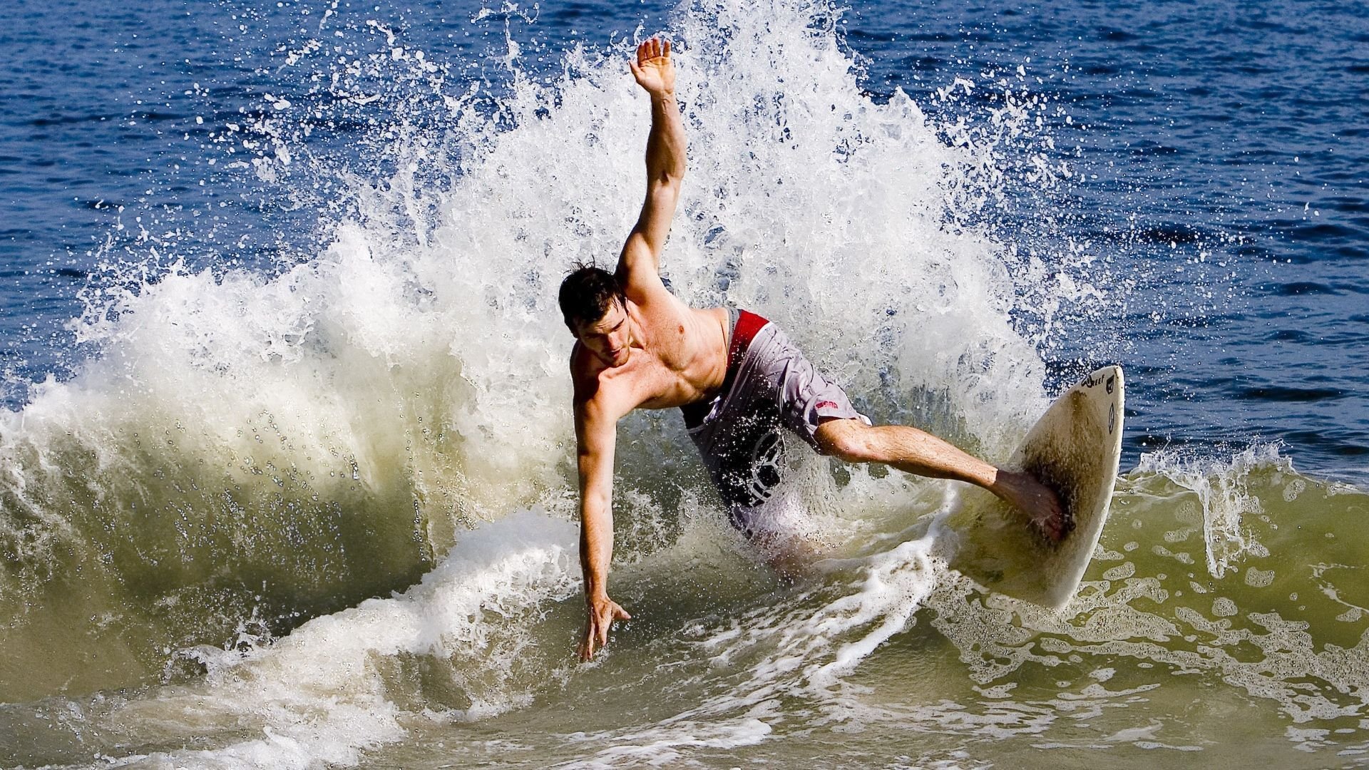 法甲联赛激战正酣，巴黎圣日耳曼领跑积分榜