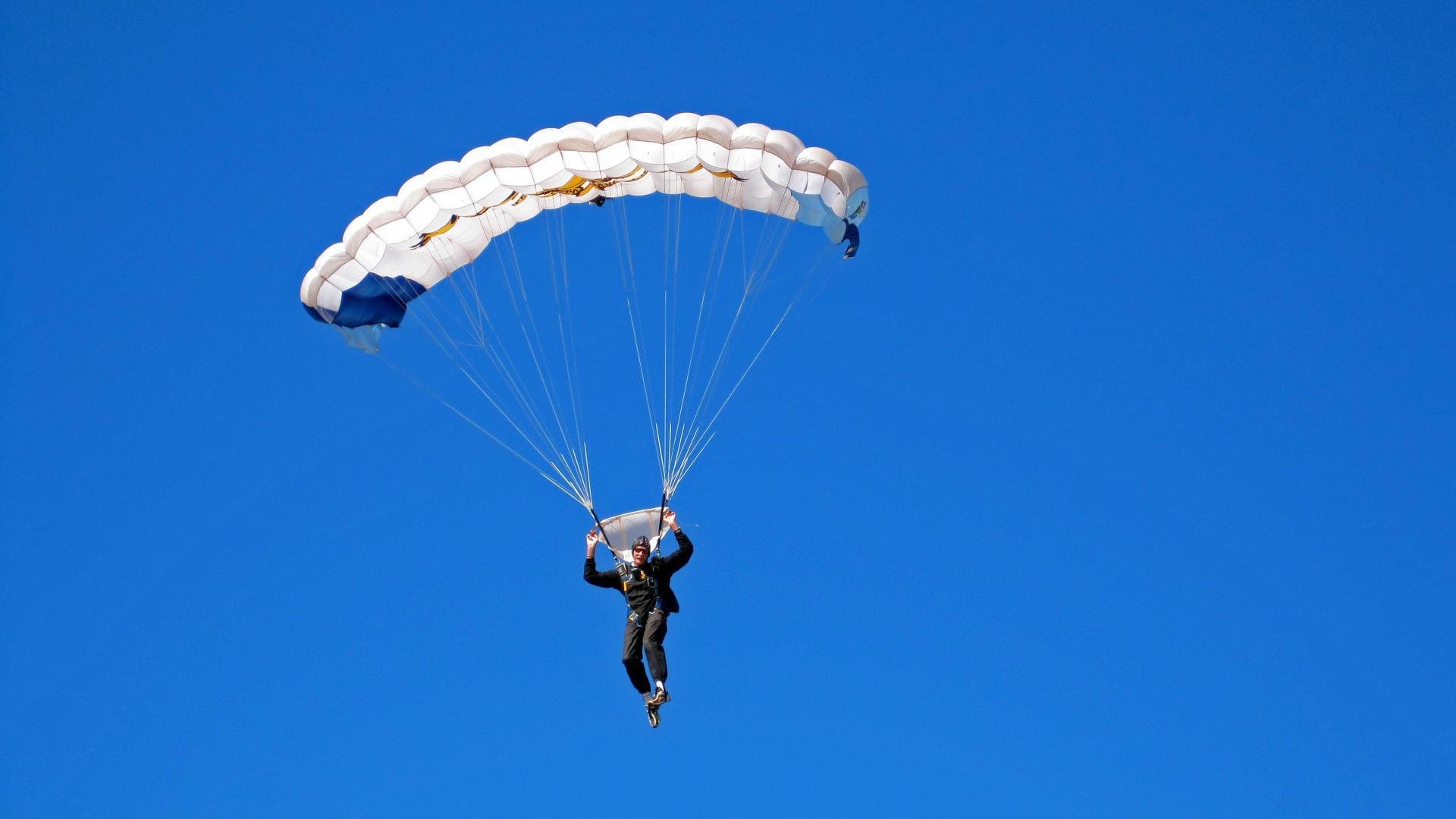 国际帆船赛激战正酣,顶尖选手逐浪争锋